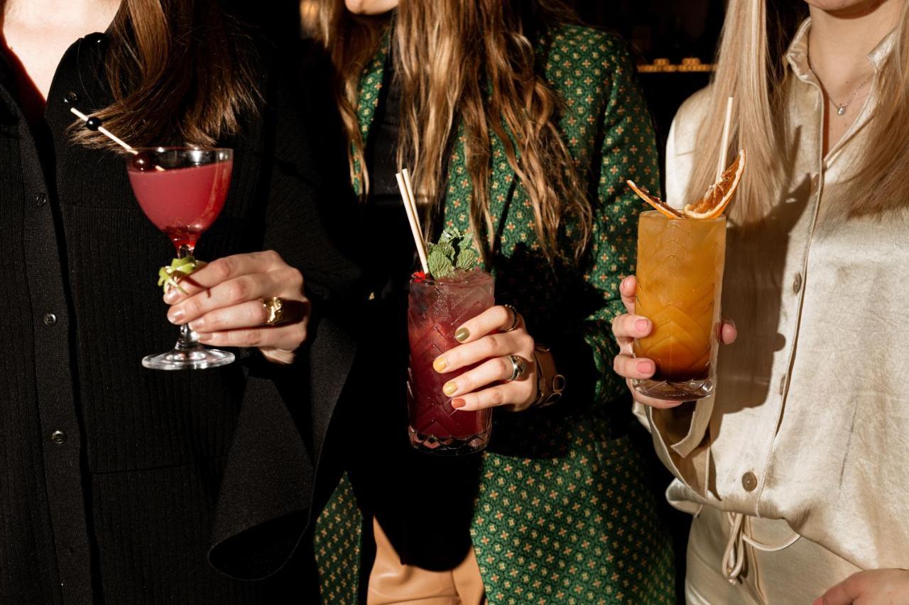 Verno House Budapest, Vignette Collection By Ihg Екстериор снимка Three women holding cocktails