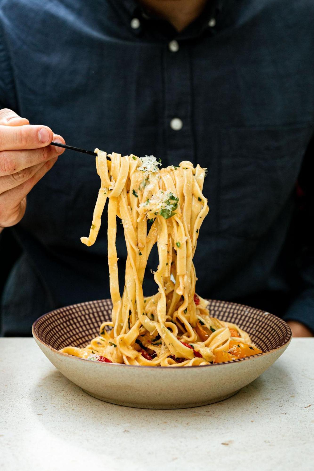 Verno House Budapest, Vignette Collection By Ihg Екстериор снимка A person eating pasta with chopsticks