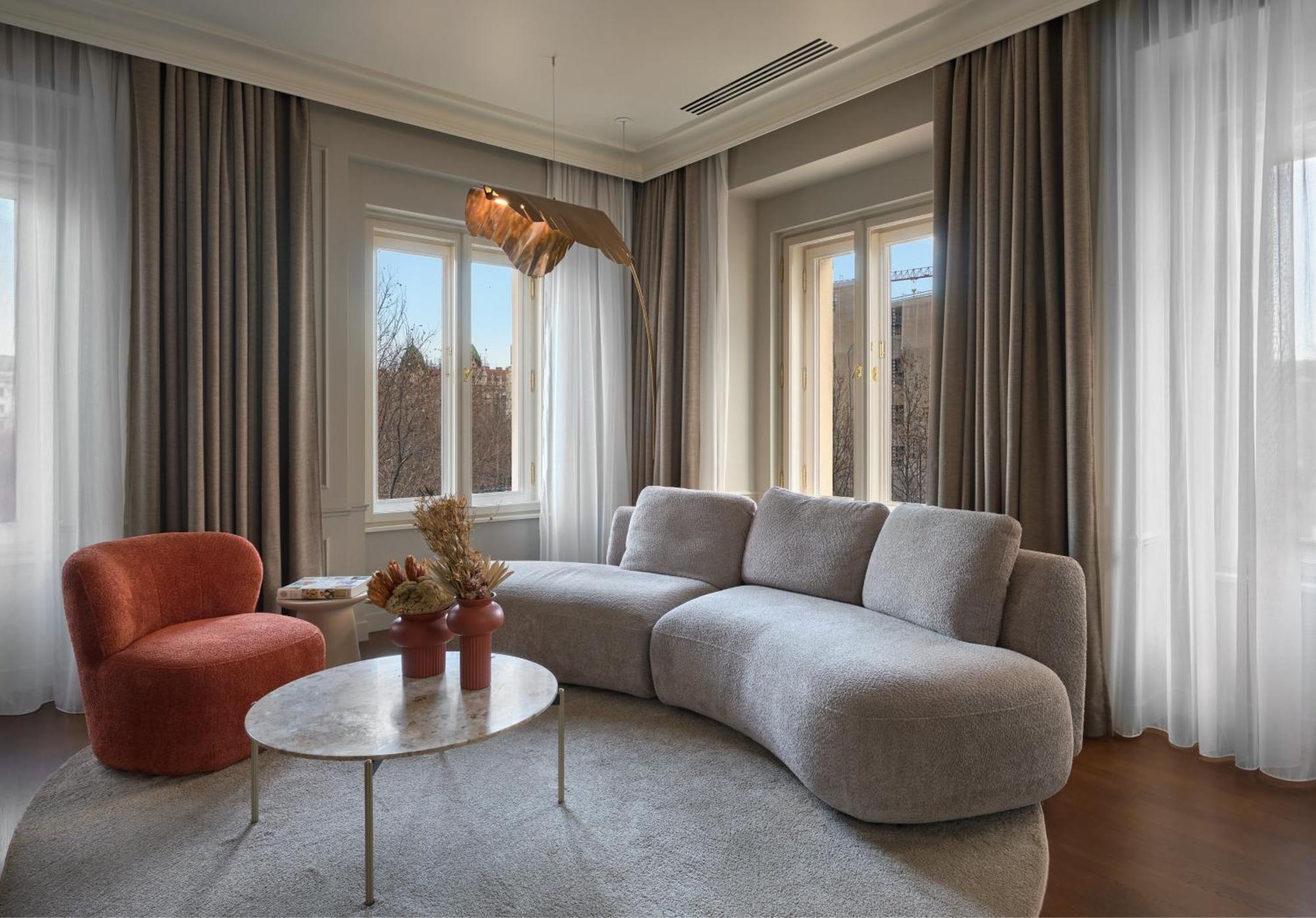 Verno House Budapest, Vignette Collection By Ihg Екстериор снимка A living room with a sofa